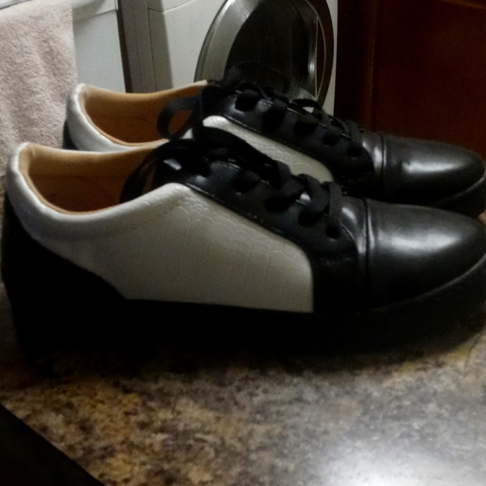 Tennis shoes